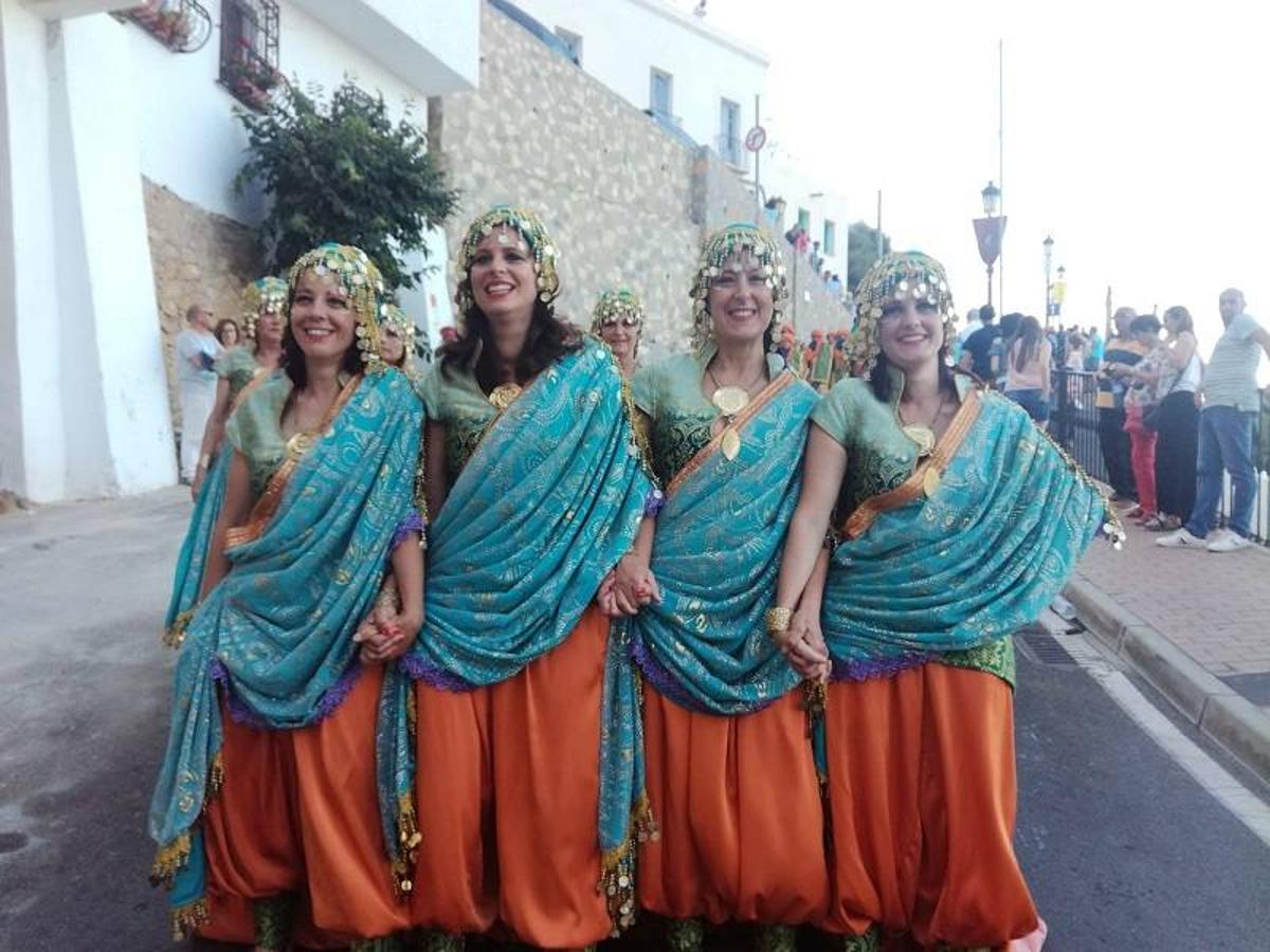 Las calles de Mojácar acogieron ayer el gran desfile de Moros y Cristianos que puso el broche de oro, de una manera espectacular, a la 30ª edición de las fiestas más populares de la localidad.