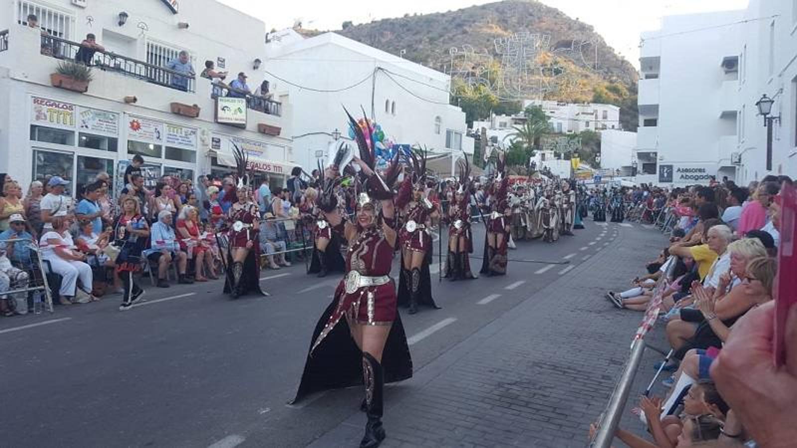 Las calles de Mojácar acogieron ayer el gran desfile de Moros y Cristianos que puso el broche de oro, de una manera espectacular, a la 30ª edición de las fiestas más populares de la localidad.