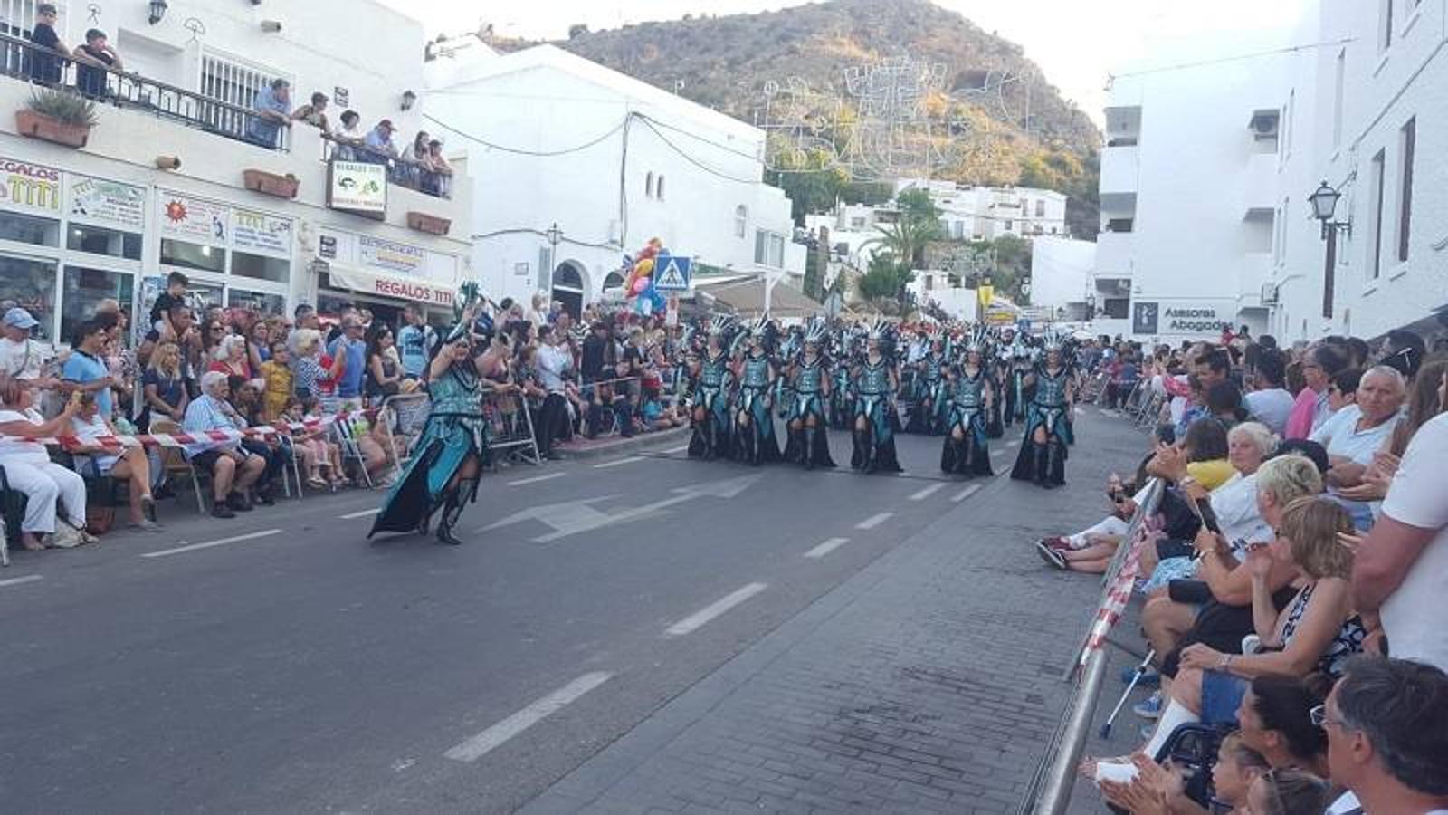 Las calles de Mojácar acogieron ayer el gran desfile de Moros y Cristianos que puso el broche de oro, de una manera espectacular, a la 30ª edición de las fiestas más populares de la localidad.