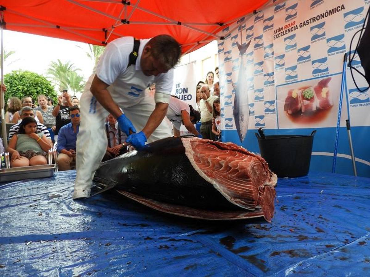 En un marco incomparable como es el paseo del Malecón de Garrucha, restaurante Escánez celebró el I Ronqueo del Atún rojo del Mediterráneo. Durante el evento, los asistentes tuvieron la oportunidad de degustar la carne recién cortada de la espina del atún así como la médula.
