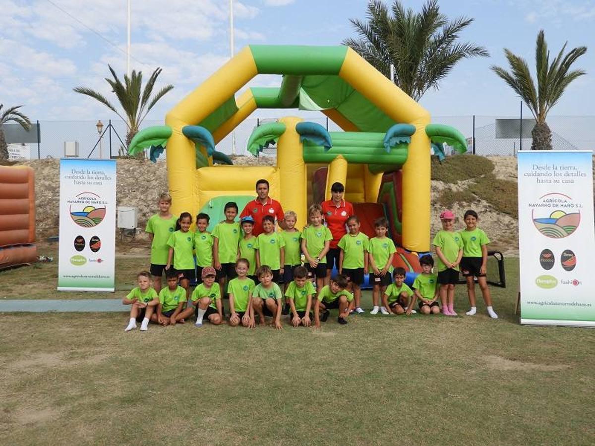 La ludoteca multideporte de verano del Club Deportivo Puerto Rey celebra una jornada para fomentar la alimentación saludable entre su medio centenar de alumnos.