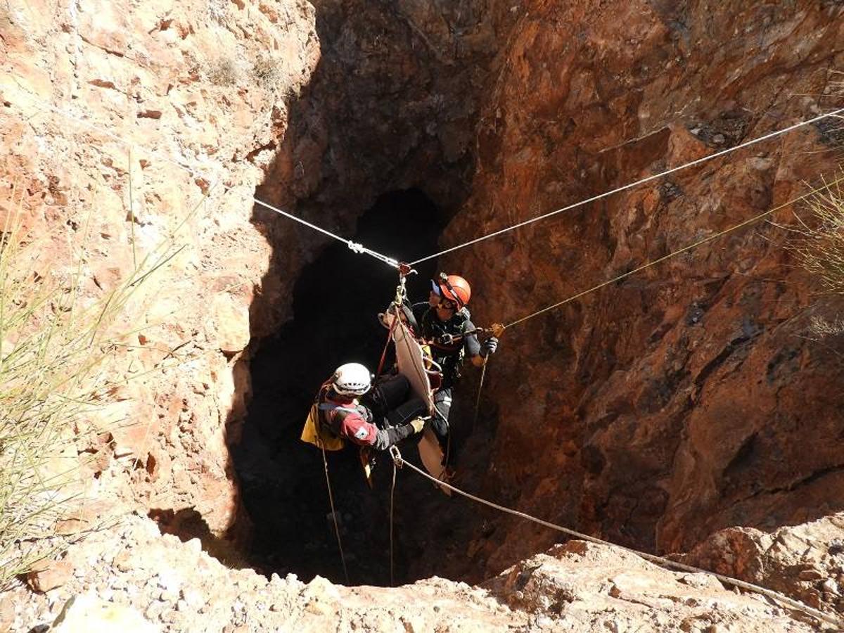Un grupo de 26 bomberos de Almería está ampliando y reforzando sus conocimientos en 'Seguridad en altura en operaciones de salvamento', un curso impartido por la Escuela de Seguridad Pública de Andalucía (ESPA), en el que han participado efectivos del Ayuntamiento de Almería y de los Consorcios del Poniente y del Levante.