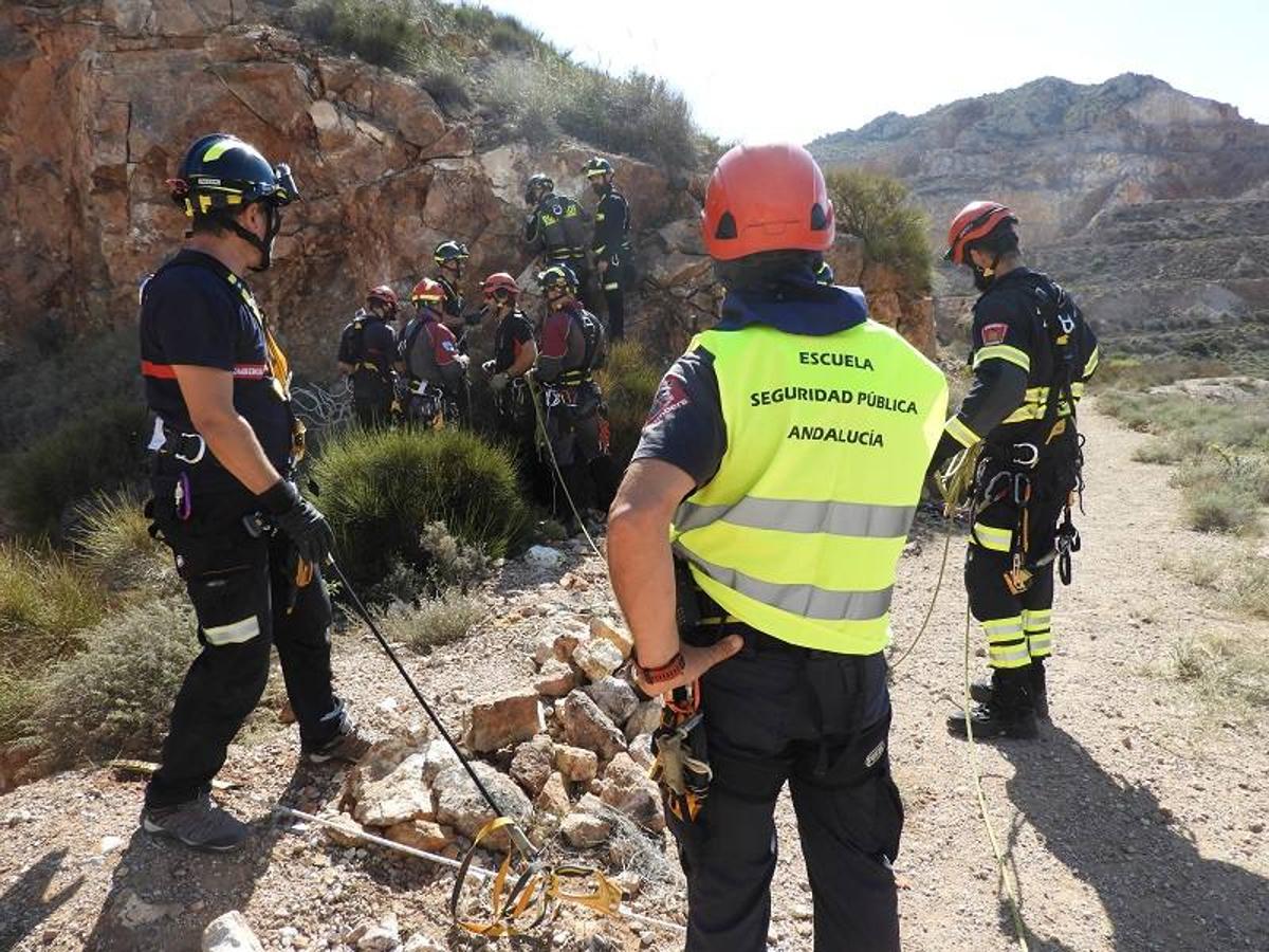 Un grupo de 26 bomberos de Almería está ampliando y reforzando sus conocimientos en 'Seguridad en altura en operaciones de salvamento', un curso impartido por la Escuela de Seguridad Pública de Andalucía (ESPA), en el que han participado efectivos del Ayuntamiento de Almería y de los Consorcios del Poniente y del Levante.