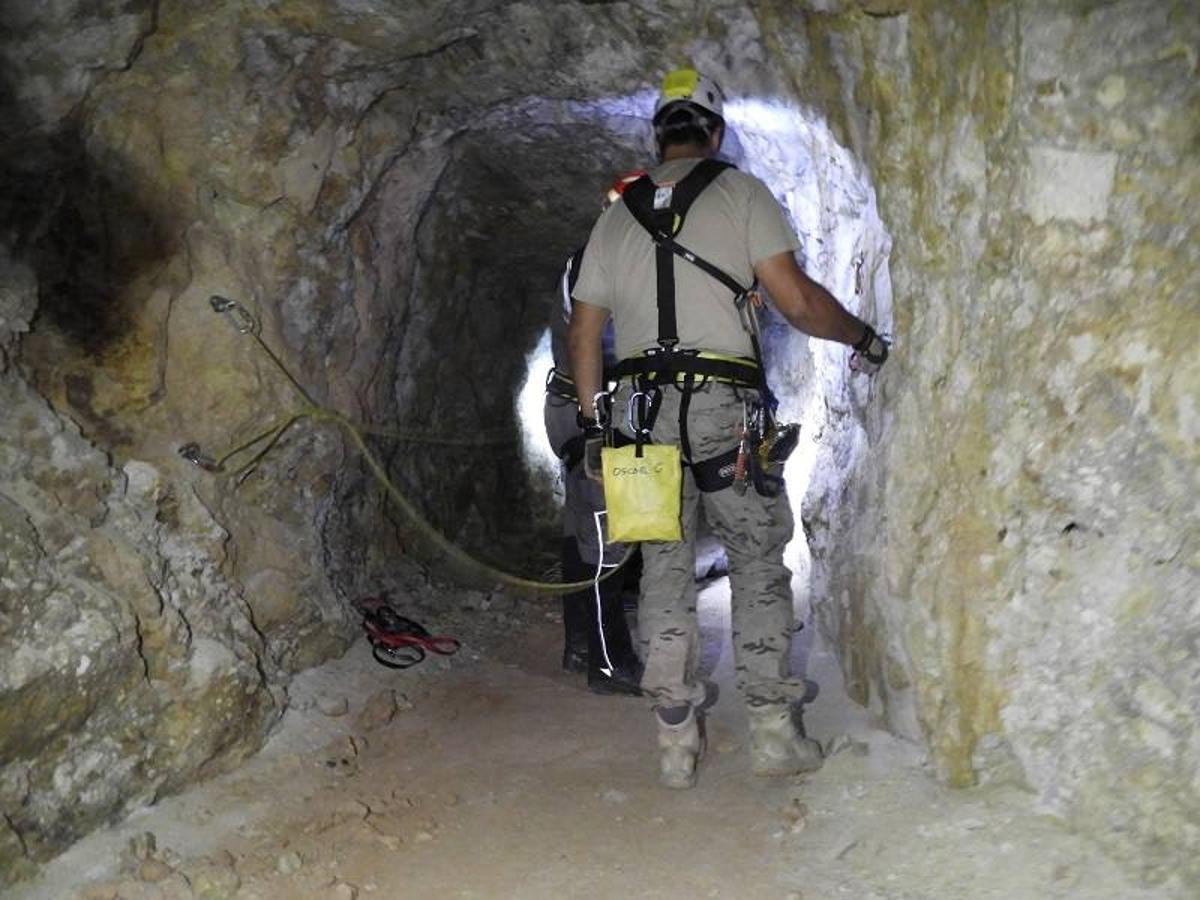 Un grupo de 26 bomberos de Almería está ampliando y reforzando sus conocimientos en 'Seguridad en altura en operaciones de salvamento', un curso impartido por la Escuela de Seguridad Pública de Andalucía (ESPA), en el que han participado efectivos del Ayuntamiento de Almería y de los Consorcios del Poniente y del Levante.