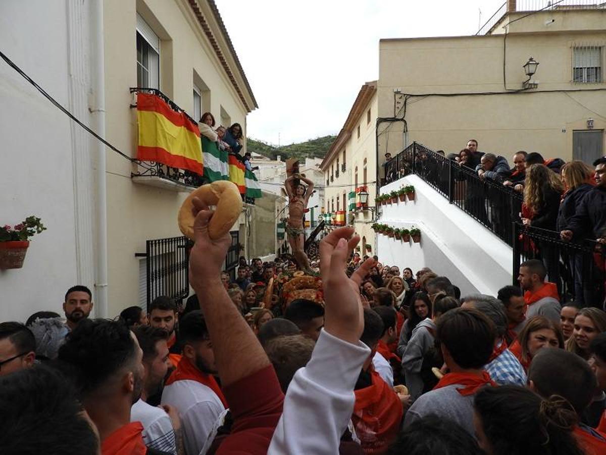 Ni el frio ni la amenaza de lluvia frenó a los miles de visitantes que se desplazaron hasta Lubrín para disfrutar junto a sus vecinos de la primera fiesta del año en el Levante almeriense, declarada de Interés Turístico de Andalucía.