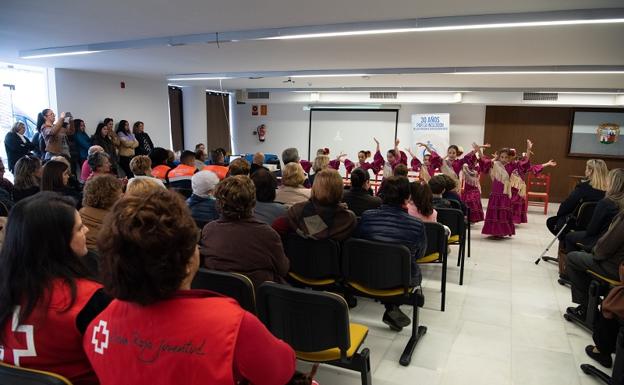 El grupo de baile de Conchi López animó la jornada a los usuarios del centro de día y a los asistentes al acto conmemorativo.