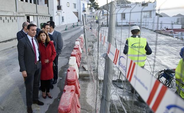 El presidente de la Diputación de Almería y la alcaldesa de Mojácar en su visita a las obras de la avenida París.