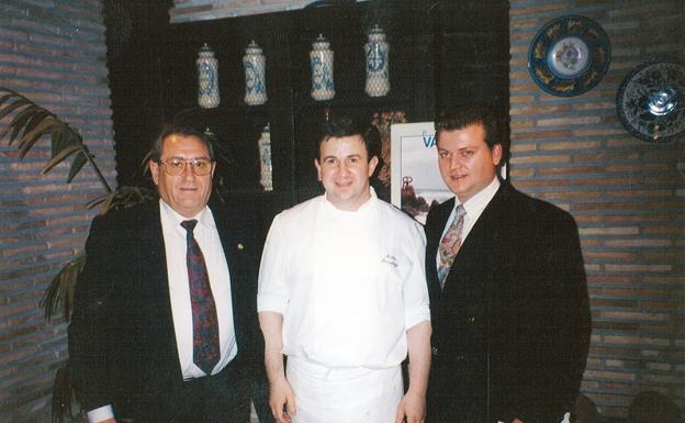 Martín Berasategui junto a Antonio Carmona Gallardo y Antonio Carmona Baraza en el Congreso Nacional de Cocina de Autor (Vitoria 1994).