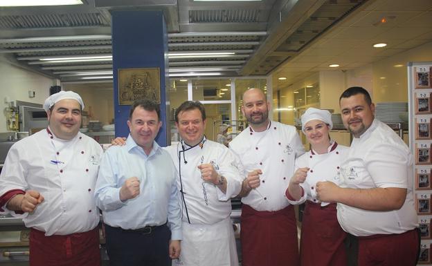 Martín Berasategui, Antonio Carmona y varios miembros del equipo de cocina de Terraza Carmona. 