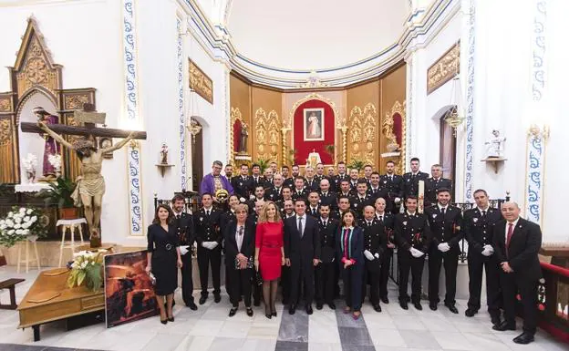 El cuerpo de bomberos del Levante junto con las autoridades, tras la misa celebrada ayer en honor a su patrón en Turre.