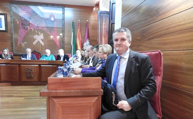 El delegado de Salud y Familias en Almería, esta mañana en el Ayuntamiento de Vera.