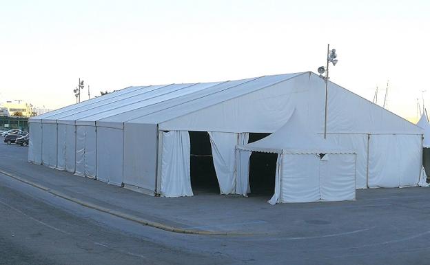 Carpa municipal instalada en la explanada del puerto de Garrucha.