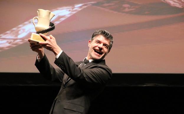 Nacho Guerreros en la recogida de un premio.