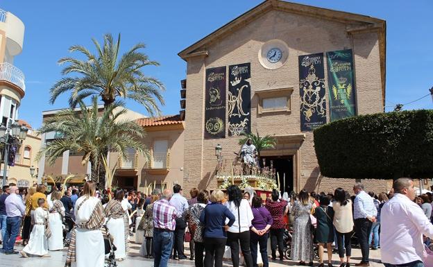 Numerosas personas reciben a La Borriquita a su llegada a la Iglesia de Pulpí.