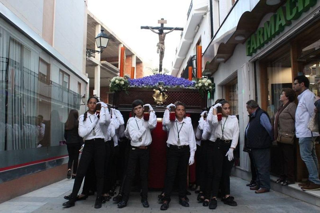 Otro Martes Santo más celebró su entrañable procesión la Hermandad Juvenil e Infantil de la Virgen de los Perdones y Jesús de la Esperanza. Al caer la noche, decenas de niños y adolescentes veratenses se convirtieron durante unas horas en verdaderos hombres y mujeres portadores de grandiosos pasos, mostrando una serenidad espectacular.