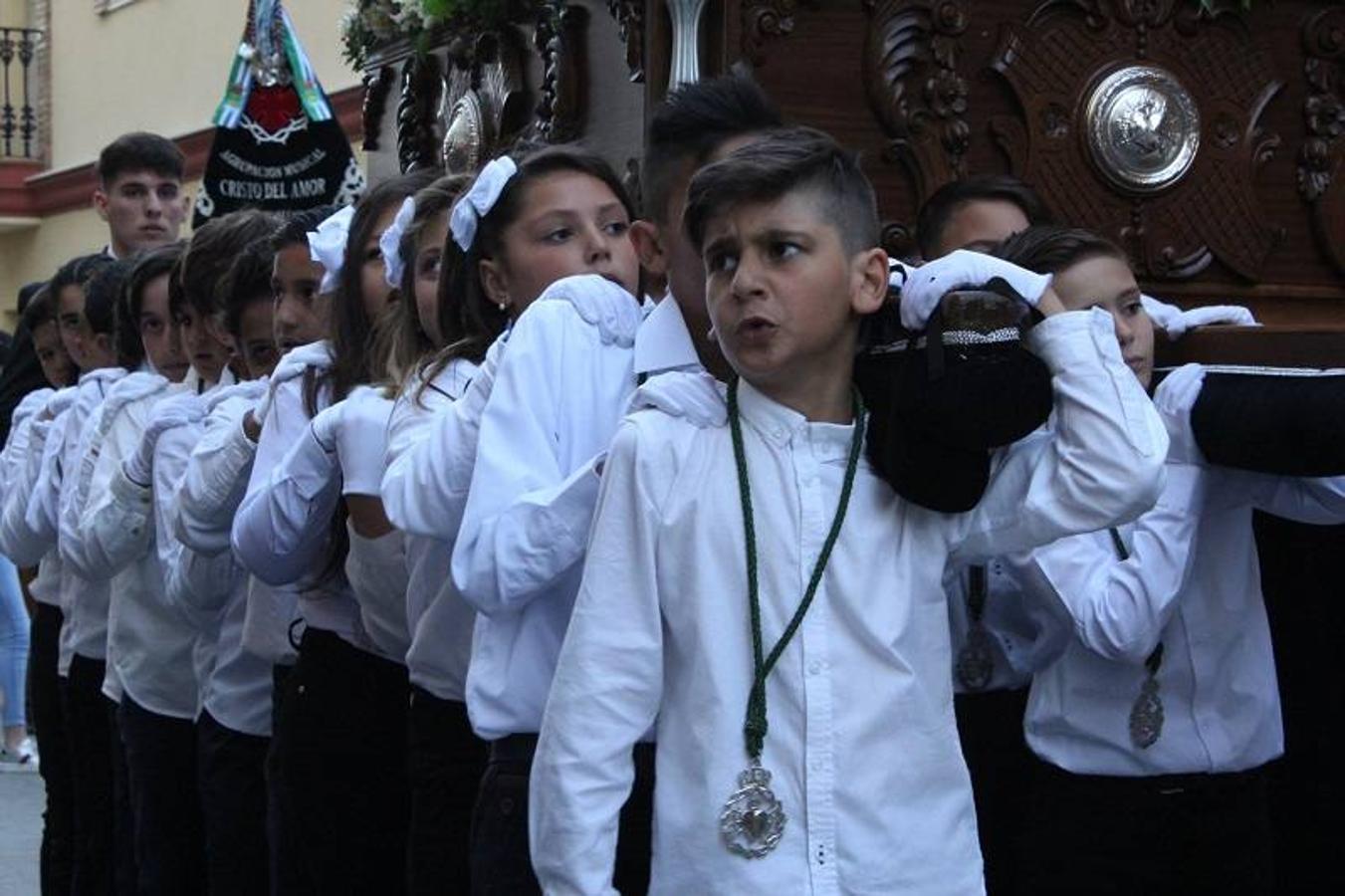 Otro Martes Santo más celebró su entrañable procesión la Hermandad Juvenil e Infantil de la Virgen de los Perdones y Jesús de la Esperanza. Al caer la noche, decenas de niños y adolescentes veratenses se convirtieron durante unas horas en verdaderos hombres y mujeres portadores de grandiosos pasos, mostrando una serenidad espectacular.