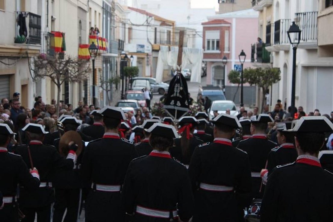 Otro Martes Santo más celebró su entrañable procesión la Hermandad Juvenil e Infantil de la Virgen de los Perdones y Jesús de la Esperanza. Al caer la noche, decenas de niños y adolescentes veratenses se convirtieron durante unas horas en verdaderos hombres y mujeres portadores de grandiosos pasos, mostrando una serenidad espectacular.