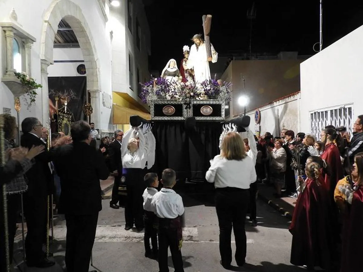 La Cofradía Santo Cristo de la Misericordia y Santísima Virgen de la Amargura (Madre de la Salud) procesionó este Miércoles Santo por las calles de Garrucha de manera muy emotiva.