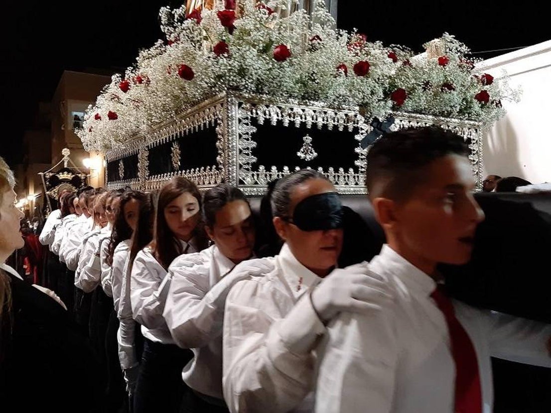 La Cofradía Santo Cristo de la Misericordia y Santísima Virgen de la Amargura (Madre de la Salud) procesionó este Miércoles Santo por las calles de Garrucha de manera muy emotiva.