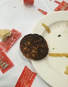 Imagen secundaria 2 - Comida servida en el hotel de cuatro estrellas en el que se alojaron.