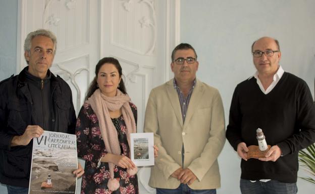 Las autoridades junto con los promotores de Carboneras Literaria.