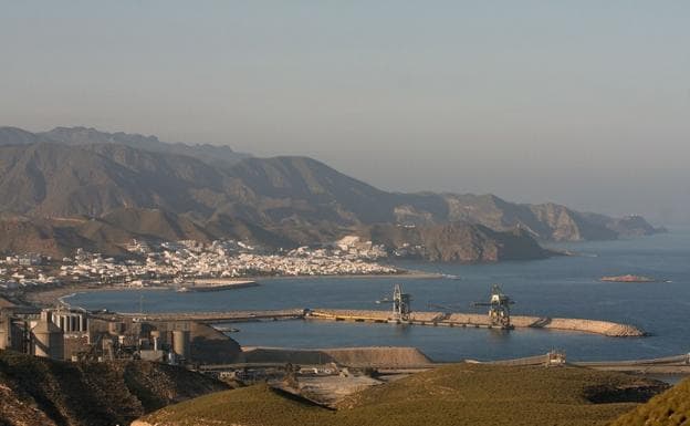 Vista panorámica del puerto de Carboneras con la ciudad al fondo.