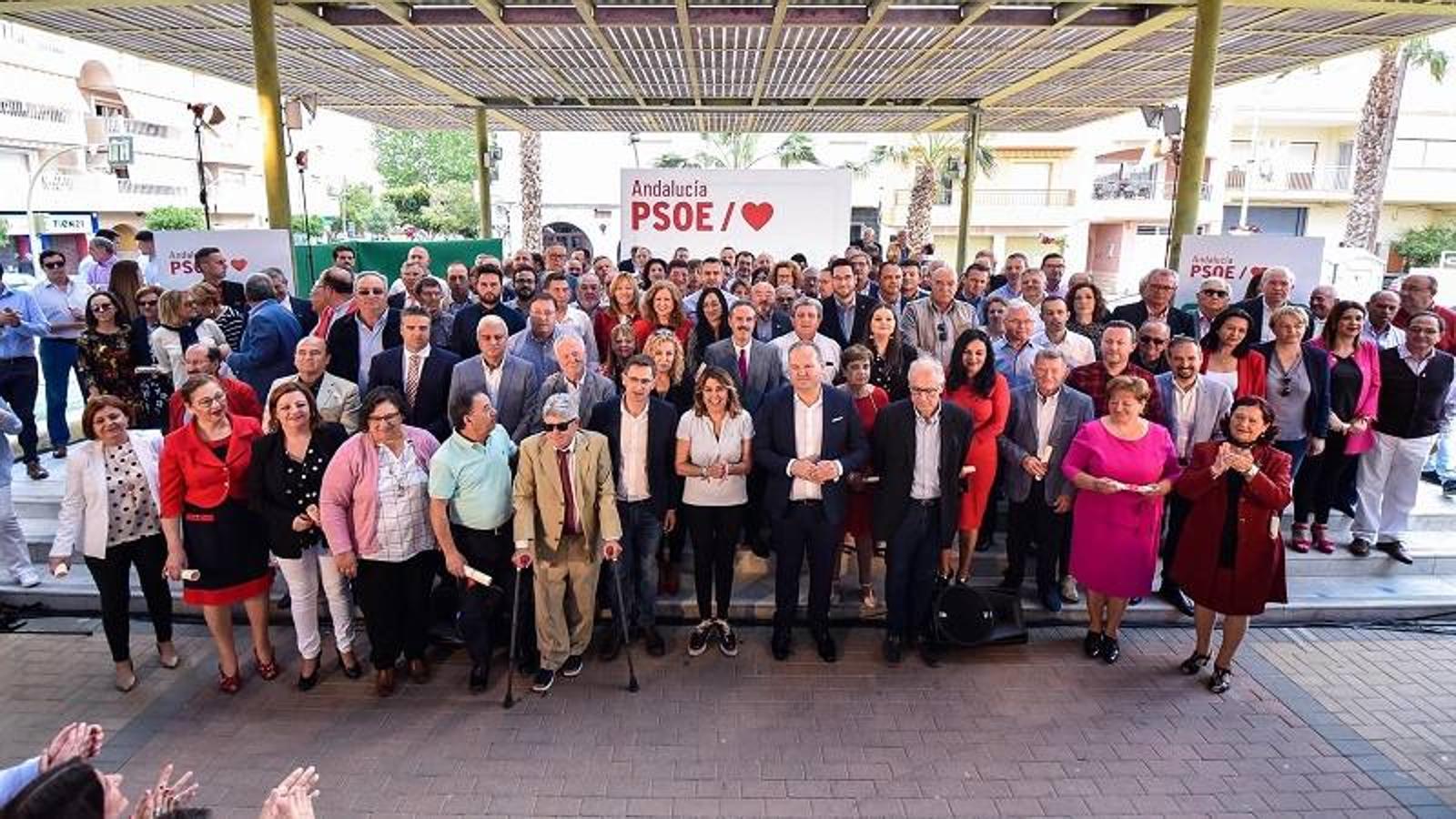 Los socialistas celebraron un acto en el parque del Recreo de Cuevas del Almanzora en el que conmemoraron el 40 aniversario de los ayuntamientos democráticos.