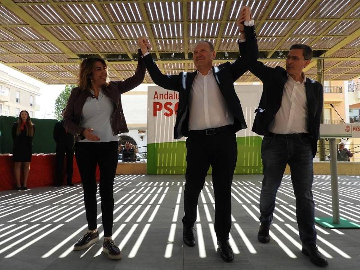 Los socialistas celebraron un acto en el parque del Recreo de Cuevas del Almanzora en el que conmemoraron el 40 aniversario de los ayuntamientos democráticos.