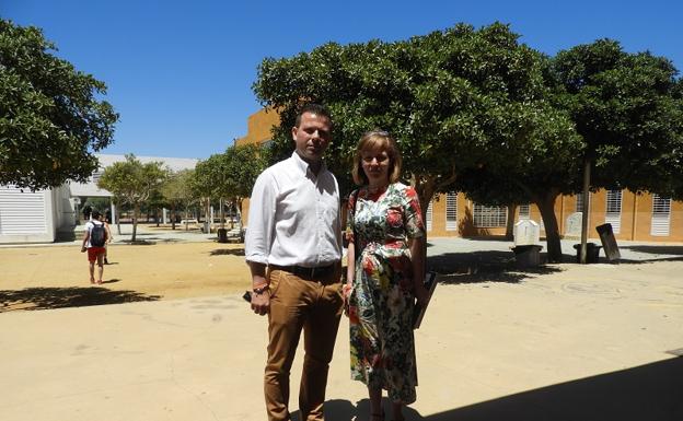 El coordinador de Cs Garrucha y la delegada de Educación, Antonia Morales, en el IES Mediterráneo.