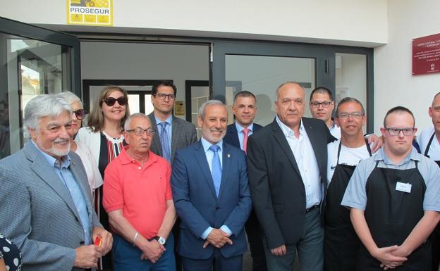 Autoridades y usuarios posando en la entrada del centro cultural y formativo, en la inauguración del pasado miércoles.