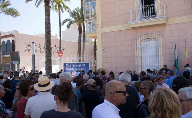 Cientos de vecinos acompañaron a 'Muévete por Carboneras' en su protesta del pasado sábado. :