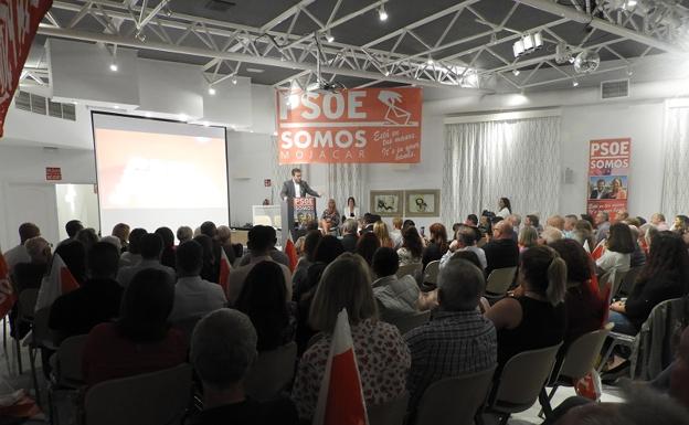 El candidato de PSOE-Somos Mojácar, Manuel Zamora, durante su intervención.