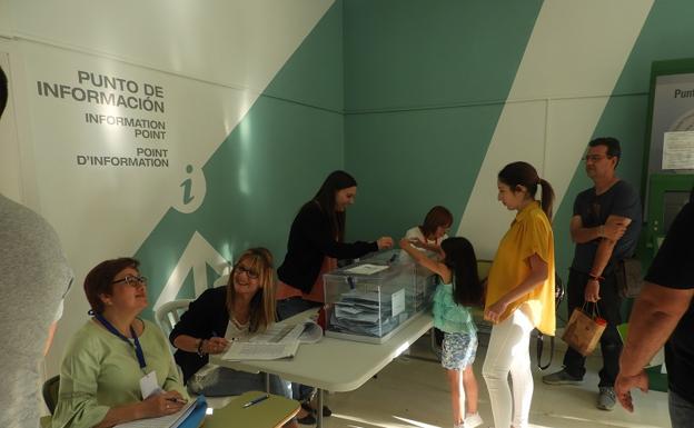 Los jóvenes acompañaron a sus padres a votar en el Centro Cultural de Garrucha, localidad en la que el PSOE ha vuelto a ser el más votado.