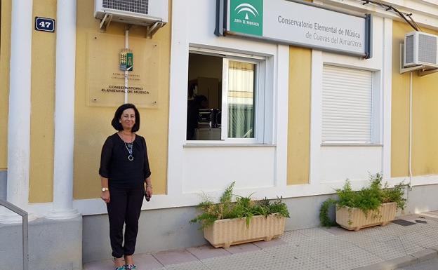 La concejala de Educación del Ayuntamiento cuevano, Ana María Castro, a las puertas del Conservatorio.