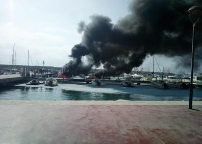 Imagen secundaria 1 - Arden tres barcos en el puerto de Garrucha