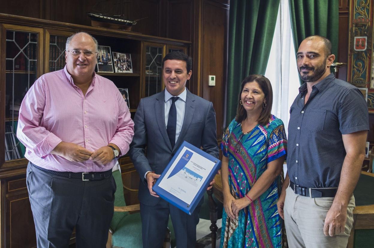 La alcaldesa de Mojácar, Rosa María Cano, junto al presidente de Diputación, Javier Aureliano García, que sostiene el proyecto. 