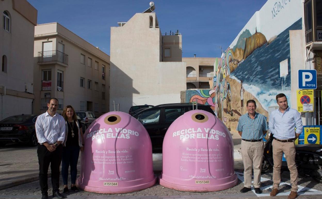 El alcalde de Carboneras, José Luis Amérigo; concejala de Políticas Sociales, Vanesa Fuentes; concejal de Urbanismo y Servicios Urbanos, Pedro López y Jorge Velazquez, Gerente del Consorcio Sector II