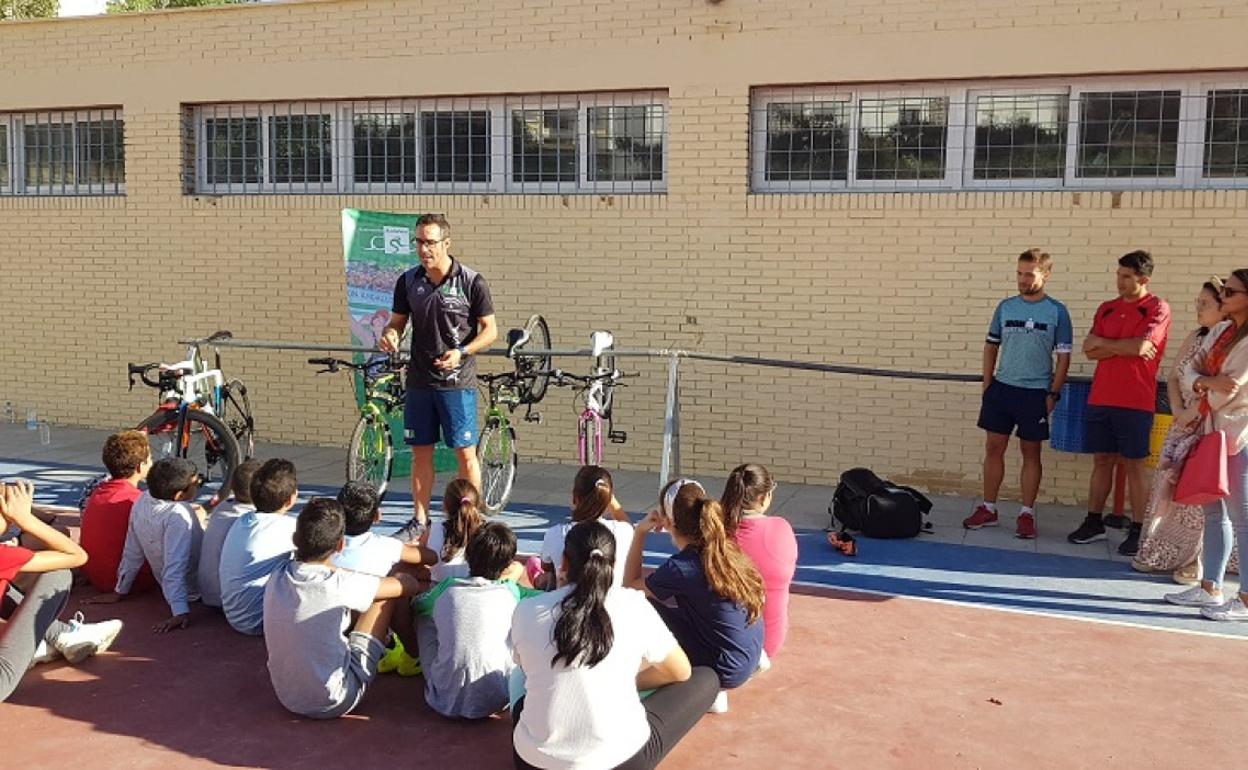 Colegios de Cuevas celebran las jornadas de Triatlón