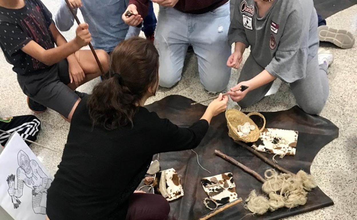 Los niños del Hospital La Inmaculada reciben la visita del Museo del Almería