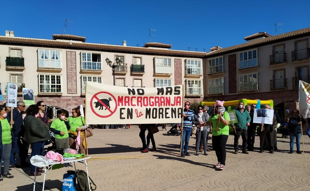 Los vecinos de la Morena se manifestaron en contra de la ampliación de las macrogranjas. 