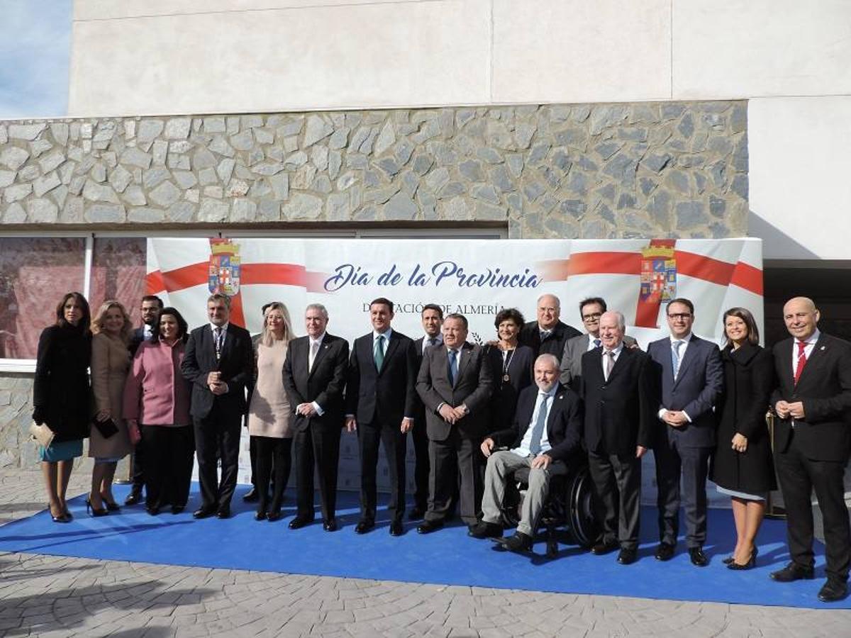 Foto de familia de la corporación Provincial con los premiados