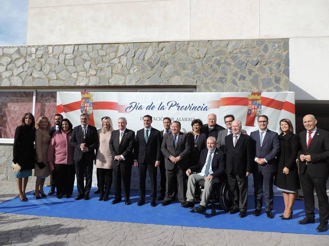 Foto de familia de la corporación Provincial con los premiados