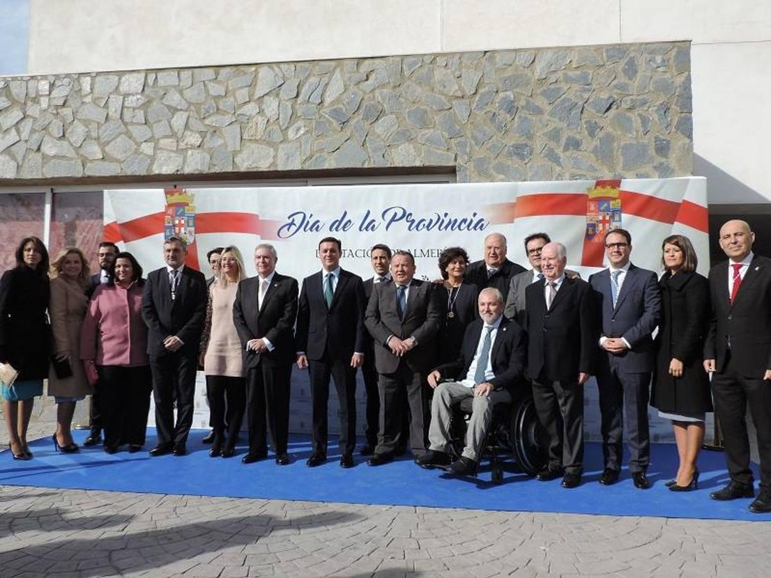 Foto de familia de la corporación Provincial con los premiados