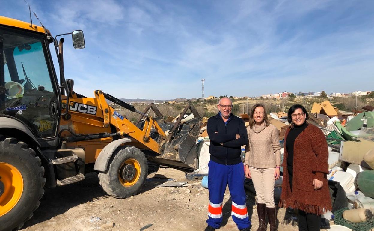 La Alcaldesa y los concejales de Medio Ambiente y Obras y Servicios en el Punto Limpio. 
