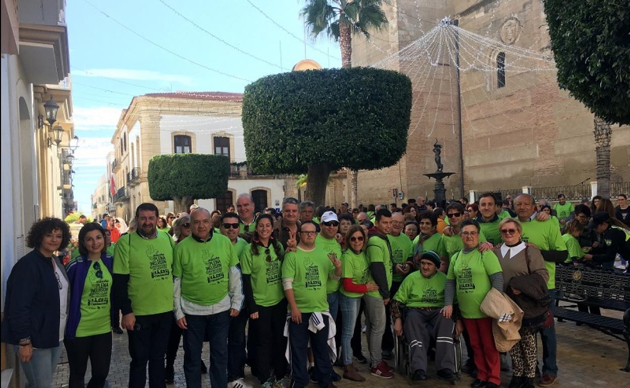 Autoridads municipales y alumnos de la asociación ASPRODALBA. 