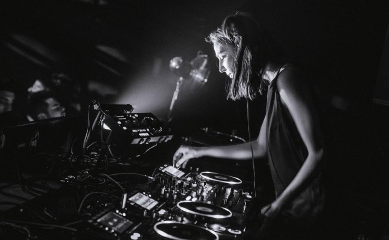 Amelie Lens. 