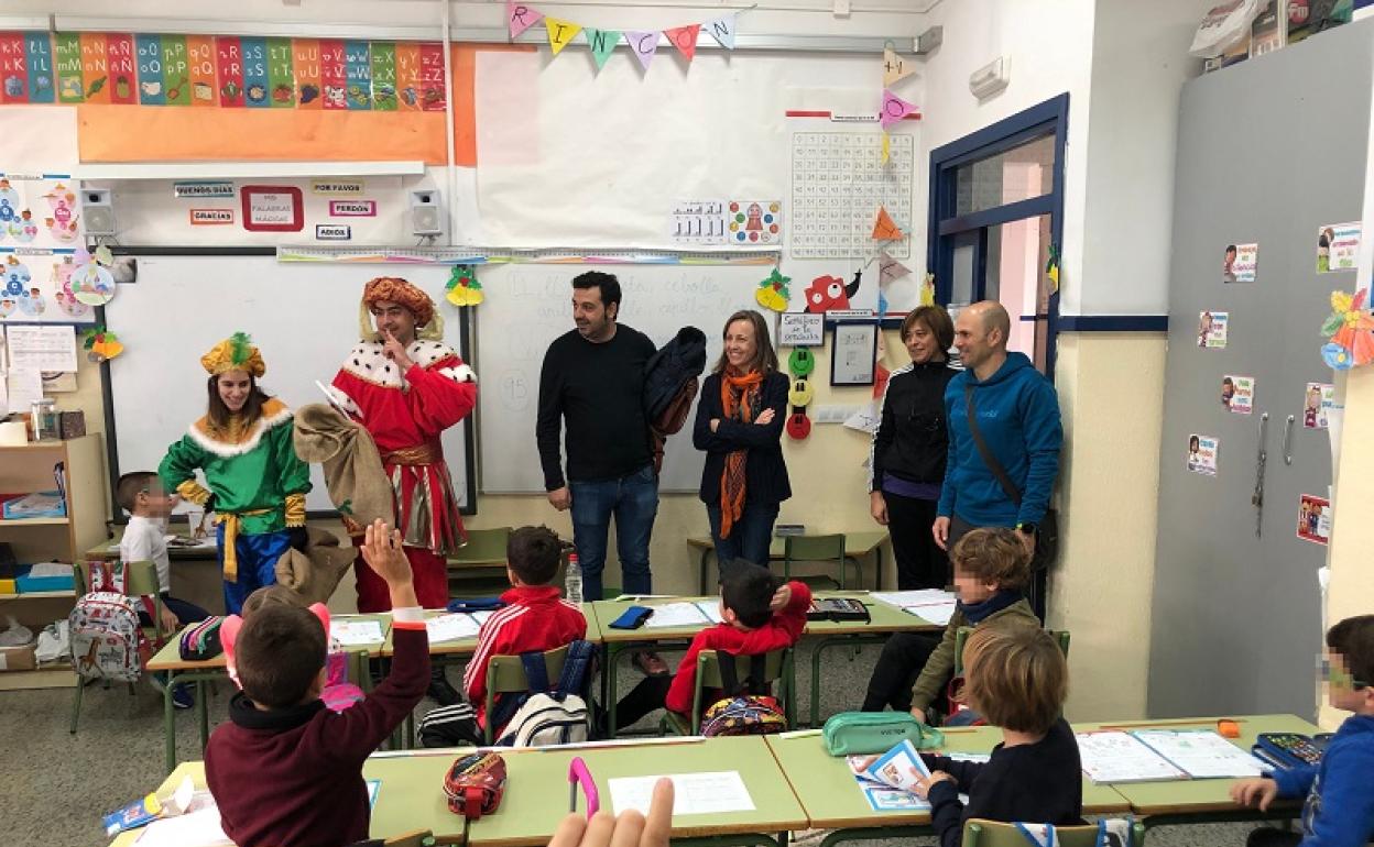 La alcaldesa, Francisca Lourdes Fernández, y el concejal de Cultura, Diego Ortega, guiaron a los emisarios de sus Majestades de Oriente durante su recorrido. 