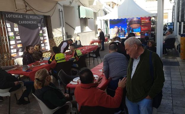 Los vecinos de Carboneras siguiendo el sorteo de Navidad. 