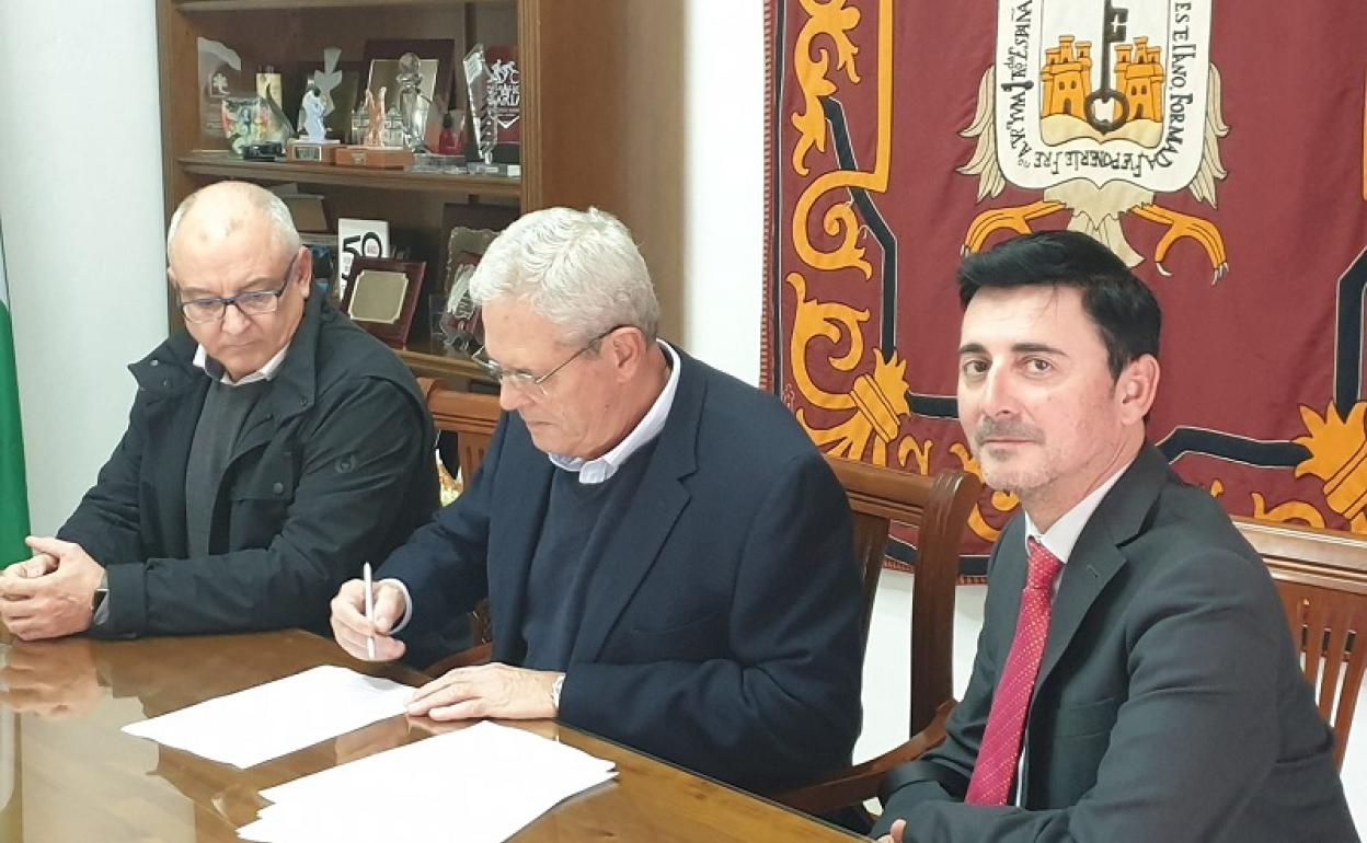 Alcalde de Vera y los representantes de la UCAM firman el convenio.