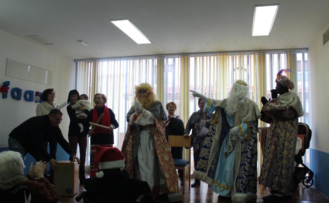 Los Reyes Magos en su visita a los ancianos del centro de día de Antas. 
